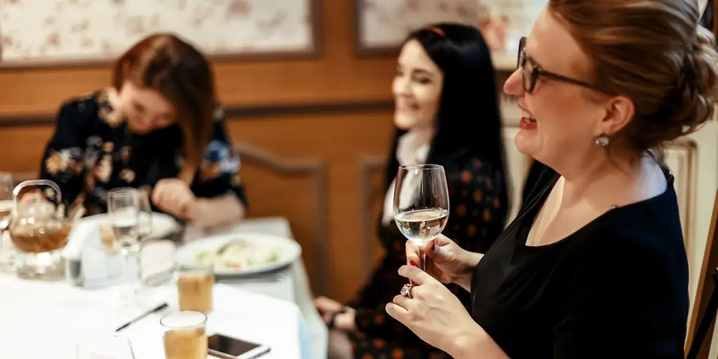 Почему стоит организовать прием для близких после похорон