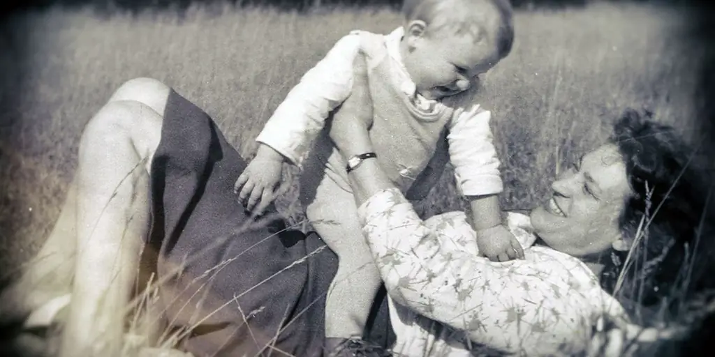 4 способа почтить память мамы, даже если она не здесь, в День Матери'