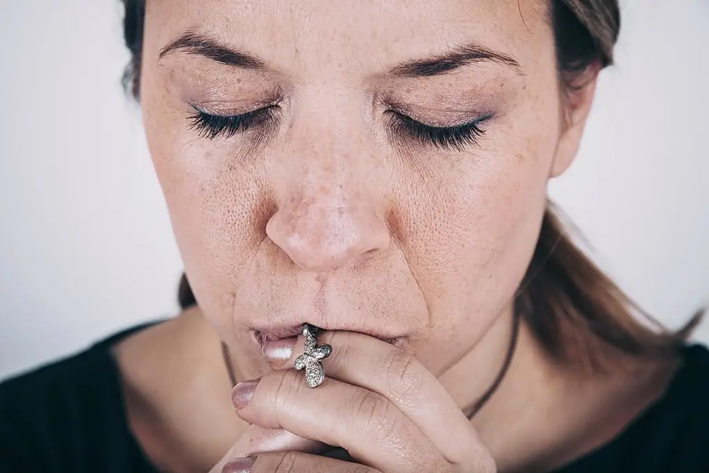 Почему католики целуют изображения, четки, а иногда даже пол