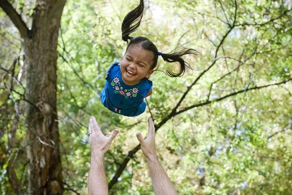 Семья усыновляет ребенка без рук и ног и показывает миру, что любовь побеждает все