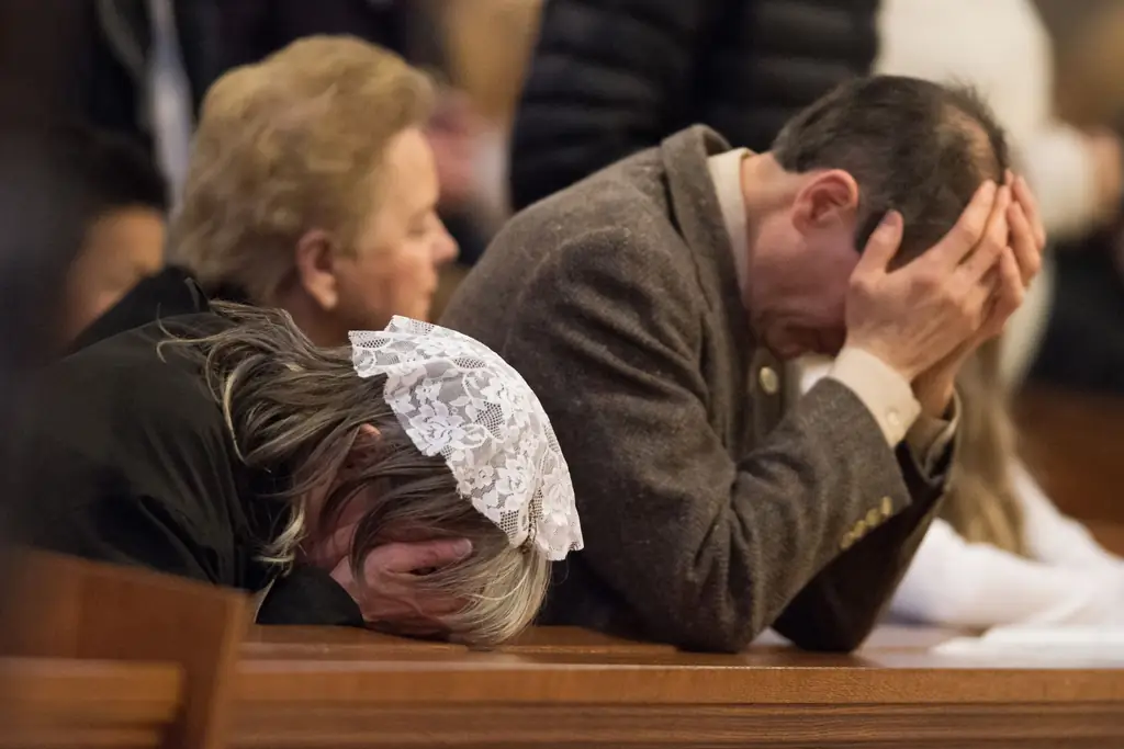 Джоан Эндрюс Белл и ее муж Крис Белл в молитве на мессе в честь 30-летия Good Counsel Homes, отслуженной в Кафедральном соборе Святого Сердца в Ньюарке, штат Нью-Джерси