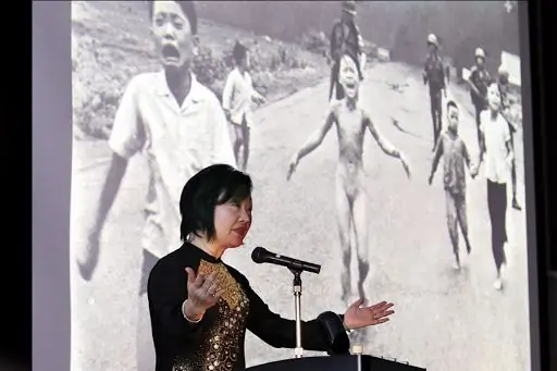 Знаете ли вы, что случилось с маленькой девочкой на этой знаменитой фотографии?