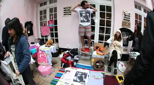 Бог во дворе Распродажа