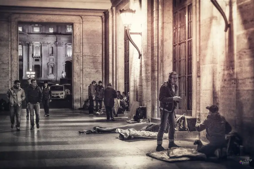 Бездомная женщина родила на площади Святого Петра's Square