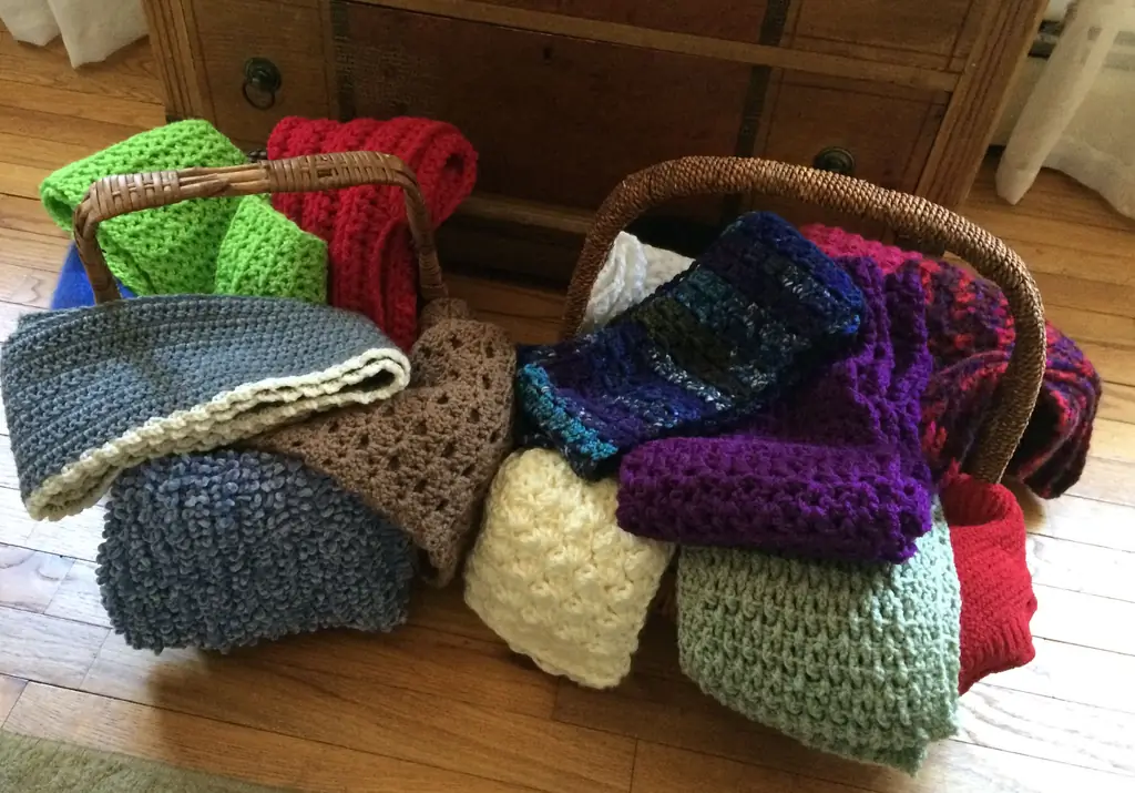 Согреваем бездомных «святыми» шарфами