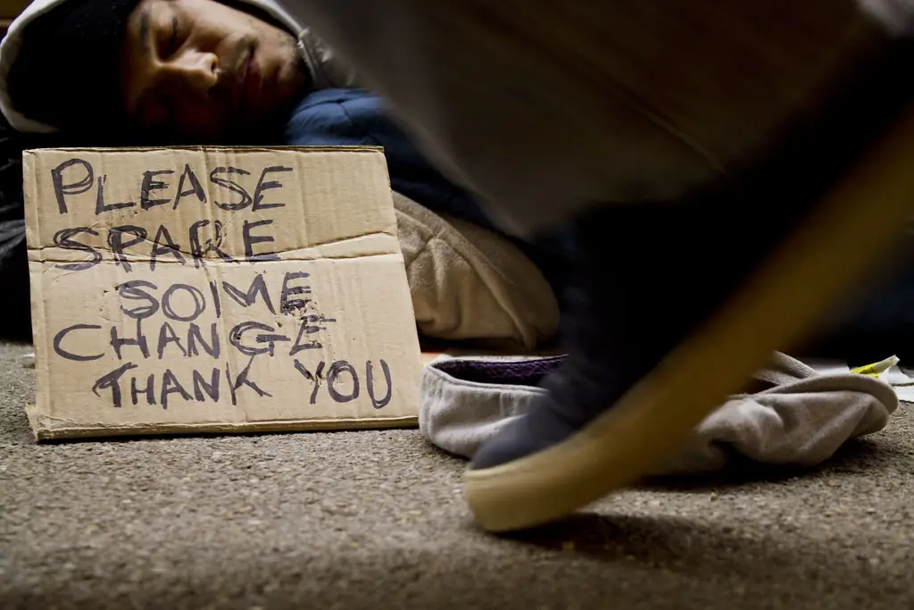 Владелец кафе дает работу бездомному, который просит сдачу