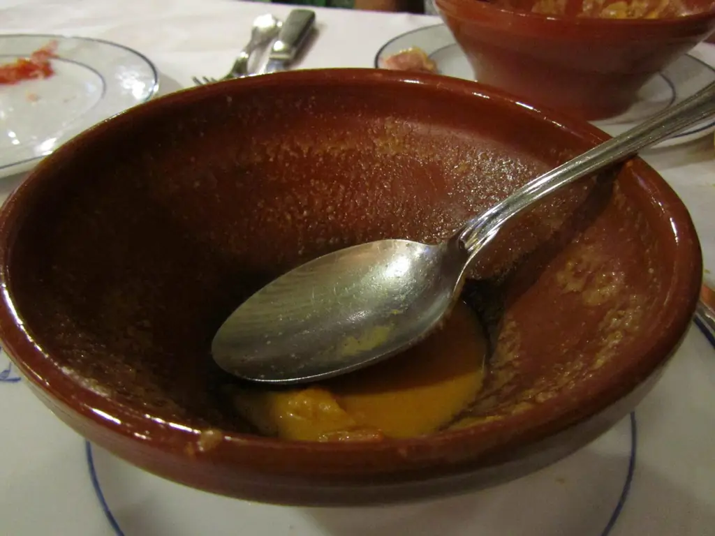 Этот священник не только кормит бездомных, но и стильно