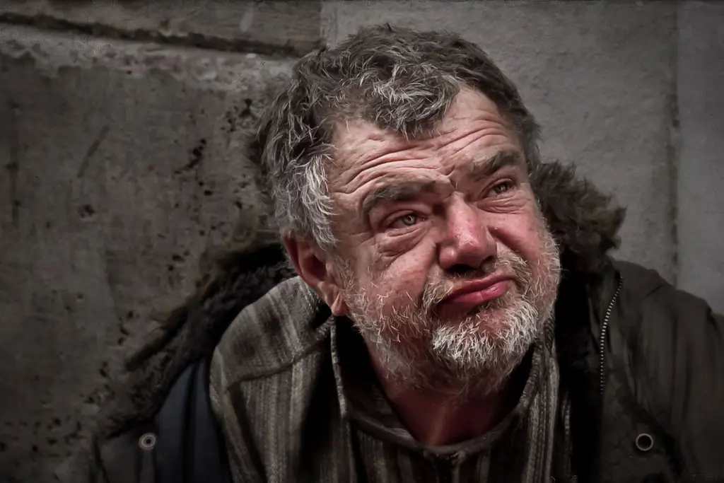 Дать деньги бездомным на улице или нет?