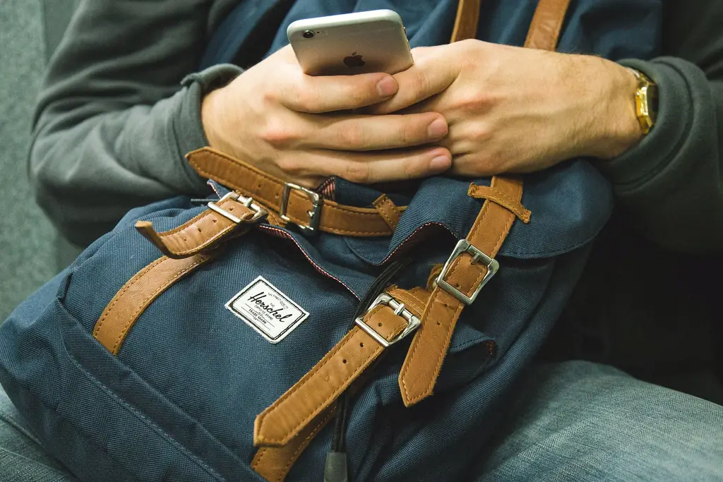 Когда муж игнорирует меня из-за своего смартфона, я звоню Мэри