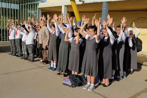 Иракцы возвращаются в школу после задержки из-за беспорядков