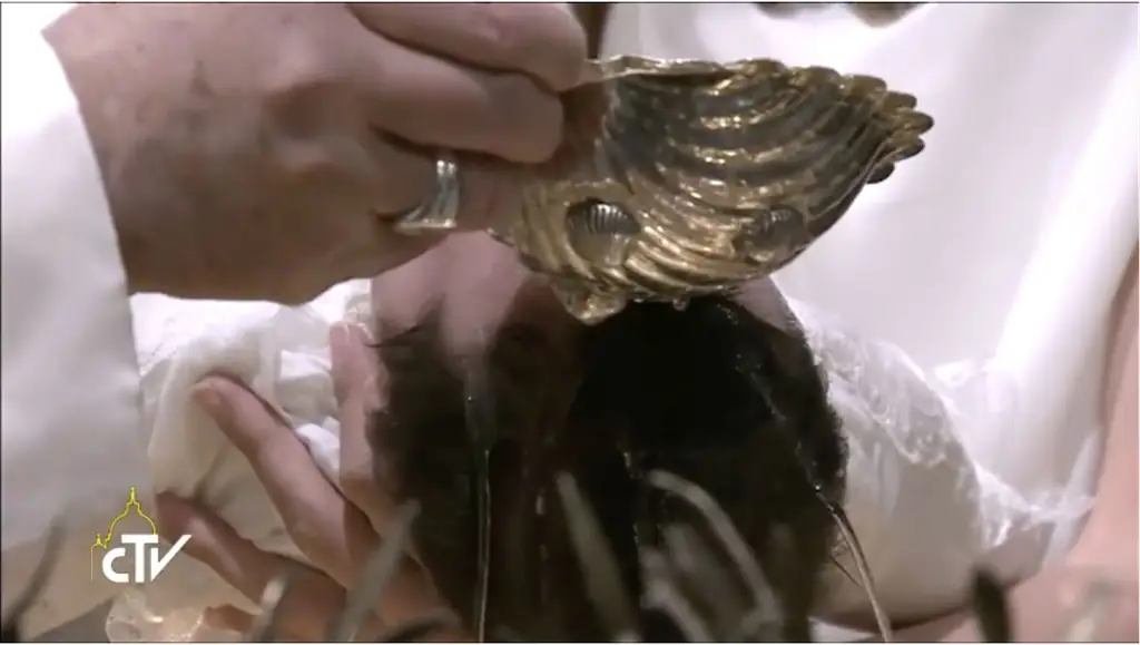 Папа-Франциск-крестит-младенцев