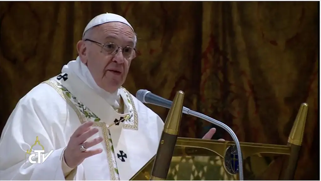 папа Франциск проповедует при крещении