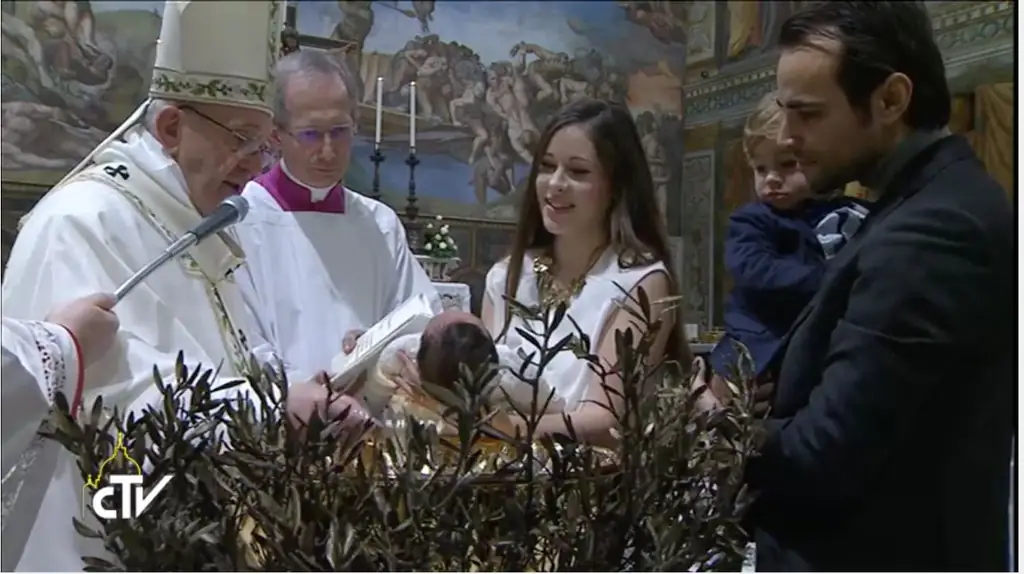 «А теперь начинается концерт!»: Папа Франциск крестит 28 младенцев в Сикстинской капелле