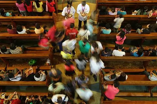 После причастия лучше сидеть, стоять на коленях или стоять?