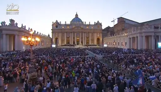 Папа Франциск возглавил предсинодальный молебен при свечах