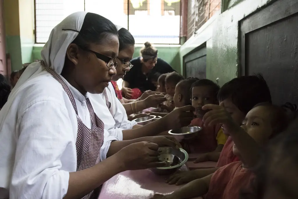 КОЛКАТА, ИНДИЯ 2 СЕНТЯБРЯ: Изображения из Nirmala Shishu Bhavan (Дом для детей), расположенного на 78, AJC Bose Road, Калькутта. Сестры и волонтеры обеспечивают медицинскую помощь, жилье и питание брошенным или обездоленным детям