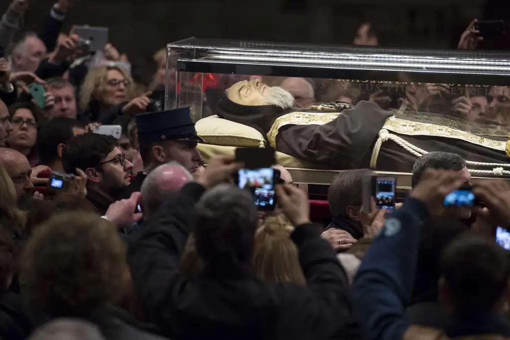 Реликвии падре Пио несут процессией в базилику Святого Петра