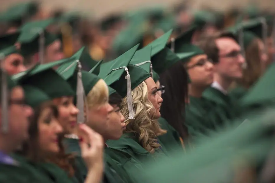 Поклонение у алтаря приемной комиссии колледжа