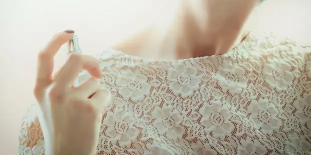5 Распространенные ошибки женщин при нанесении парфюма