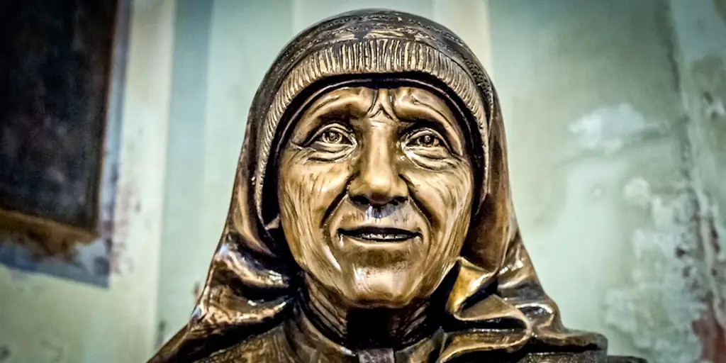 С трудом заботитесь о ком-то, кто в вас нуждается? Используйте молитву Матери Терезы'