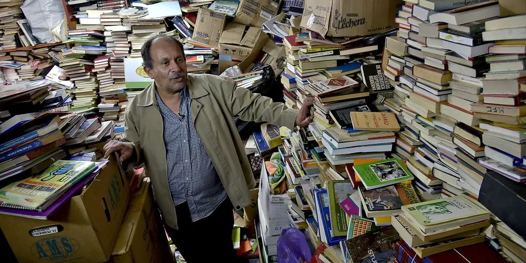 Сборщик мусора из Колумбии построил бесплатную библиотеку из выброшенных книг