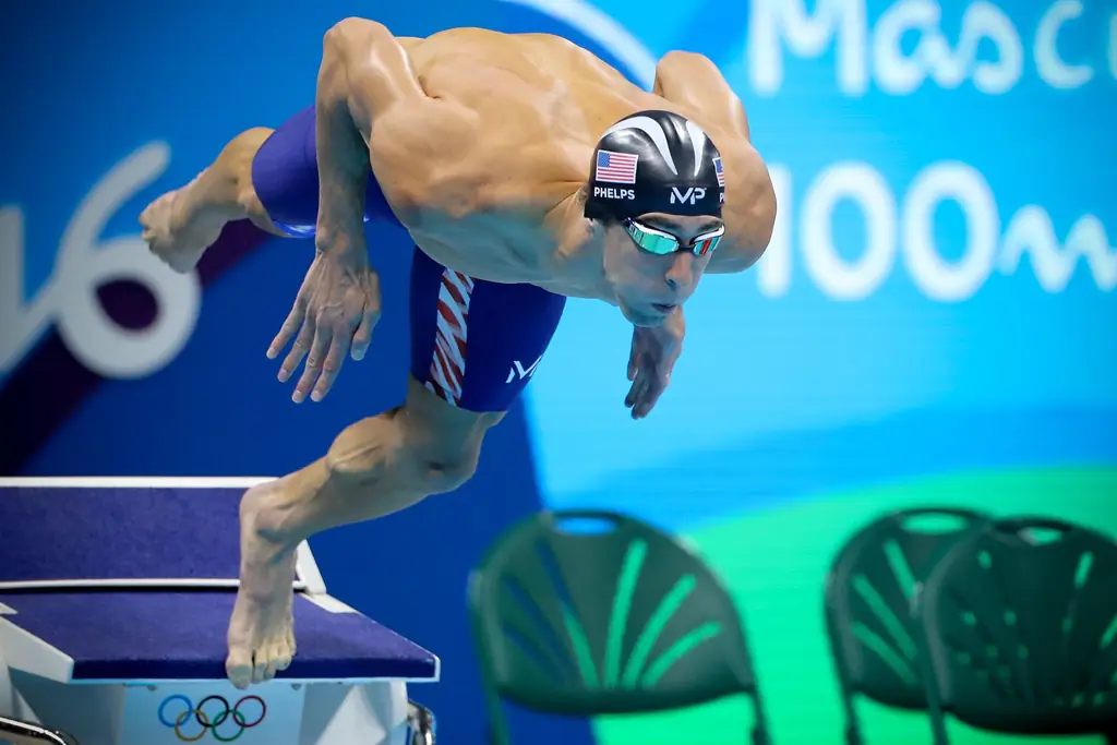 Олимпийские игры. Плавание. День 7. Майкл Фелпс из США ныряет в воду на старте финальных соревнований по плаванию среди мужчин на 100 м баттерфляем во время соревнований по плаванию на Олимпийском стадионе водных видов спорта 12 августа 2016 года в Рио-де-Жанейро, Бразилия. (Фото Тима Клейтона/Corbis через Getty Images)