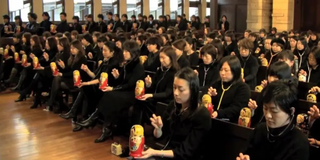 Beethoven's Девятая, игра на 176 уникальных синтезаторах