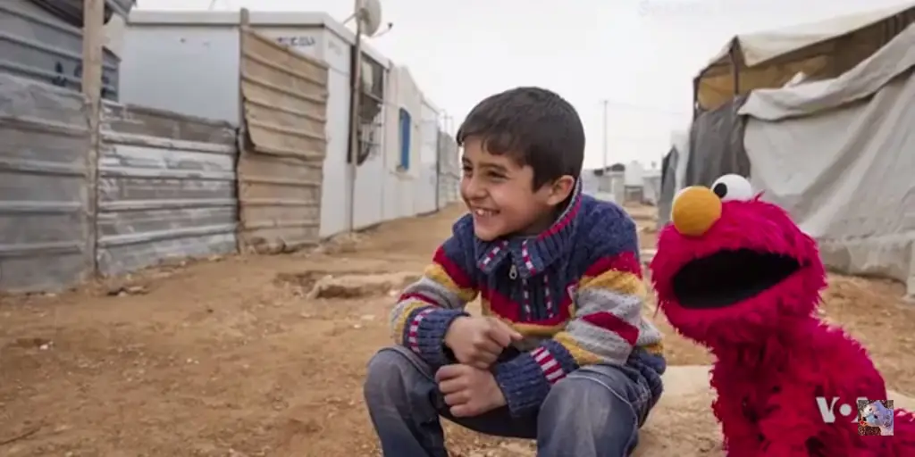 Элмо посещает сирийских детей-беженцев в Иордании
