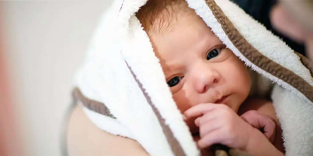 Почему't купать новорожденного ребенка