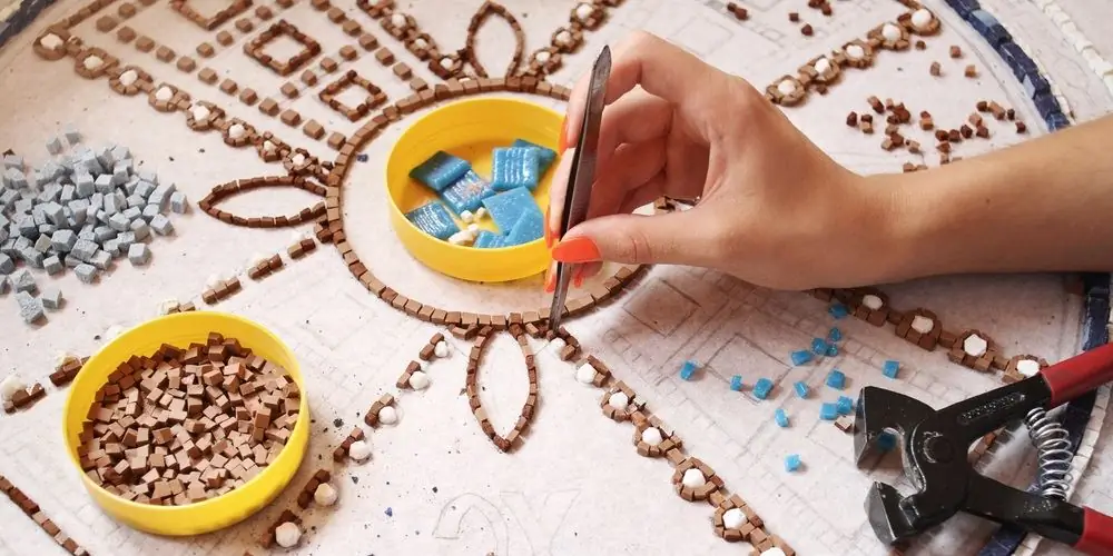 Иракские беженцы находят утешение в древнем искусстве мозаики