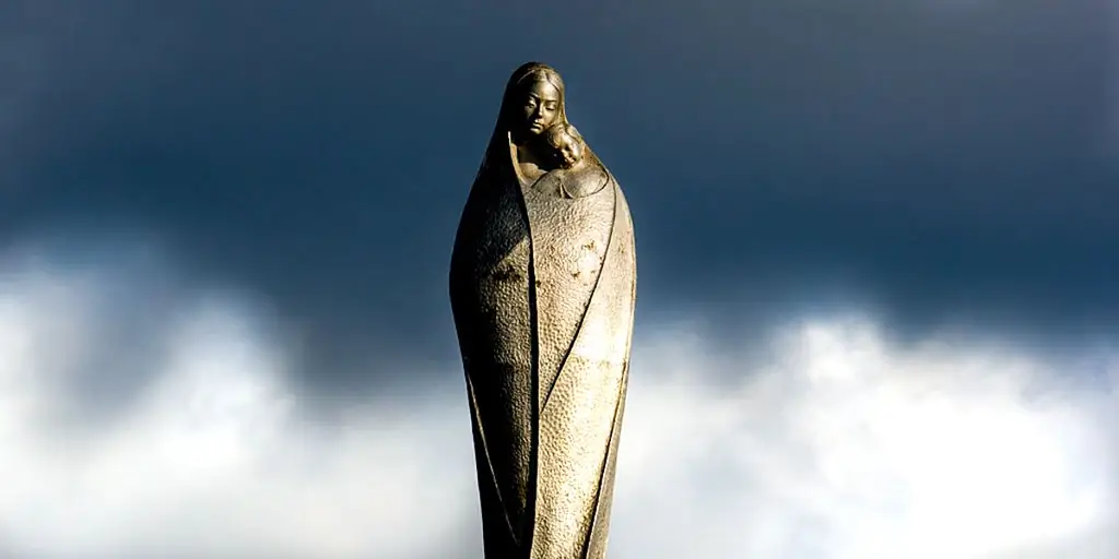 Церковь, очерченная Богоматерью в снегу