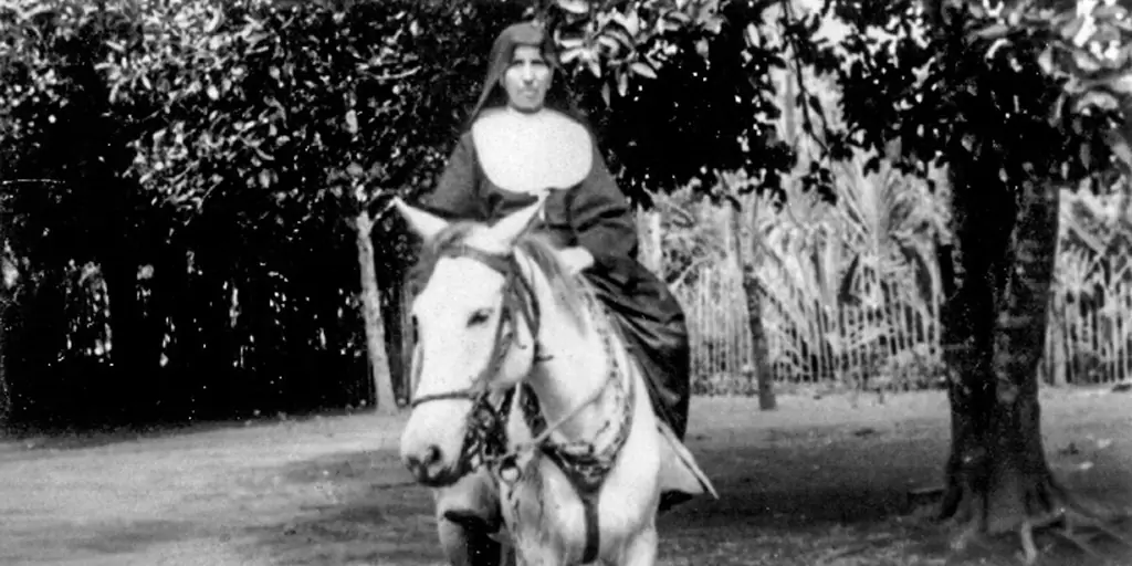 Познакомьтесь с медсестрой военного времени, хирургом-евангелистом из джунглей, монахиней