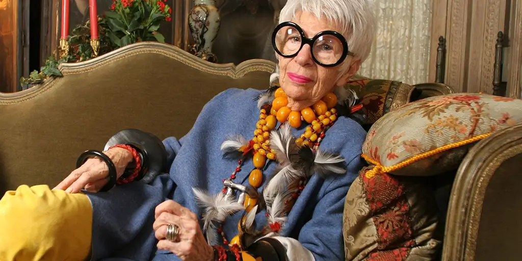 Чему легендарная икона стиля Айрис Апфель все еще учит нас в 96 лет
