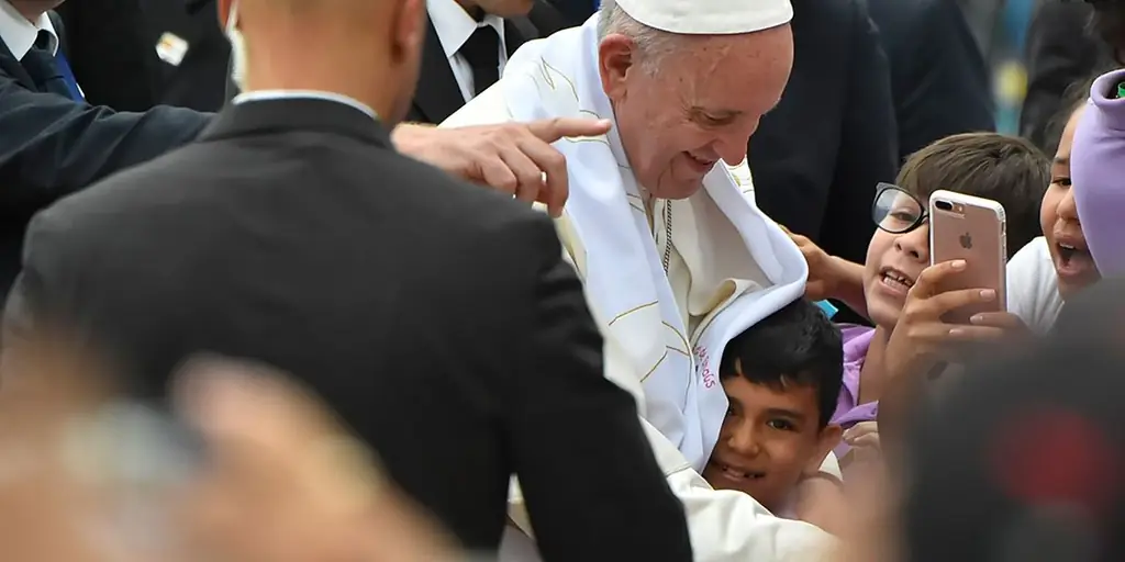 Дети с ВИЧ среди тех, кто обнимает Папу в Вильявисенсио