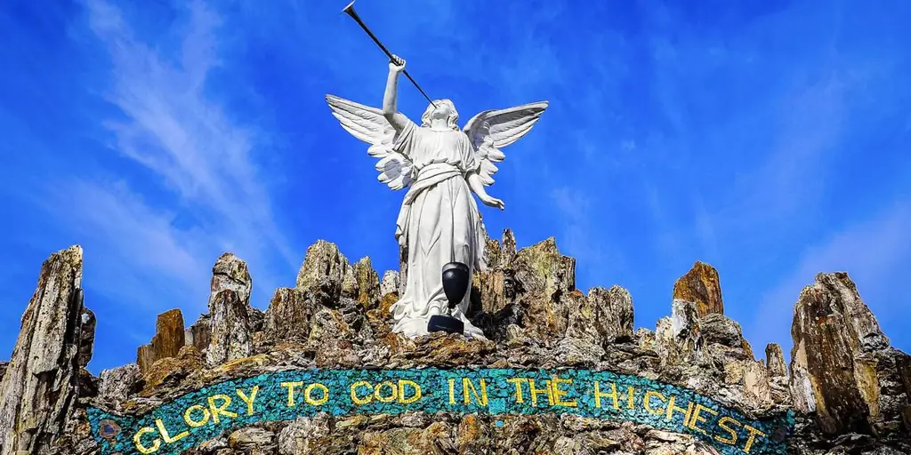 Самый большой рукотворный грот в мире построил католический священник в Айове