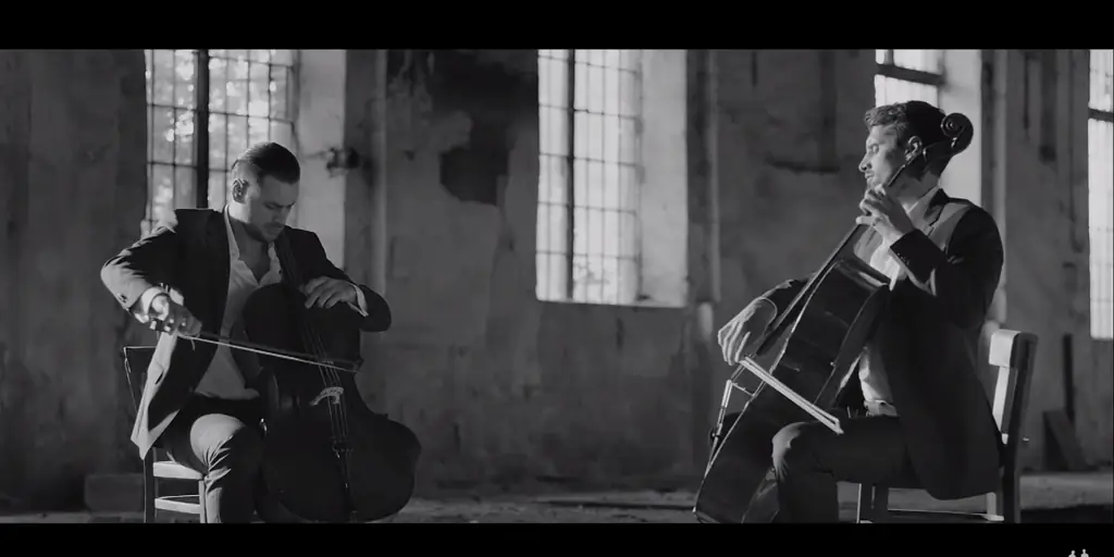 2Виолончели приносят нам свой мрачный взгляд на тему из 'Schindler's List'