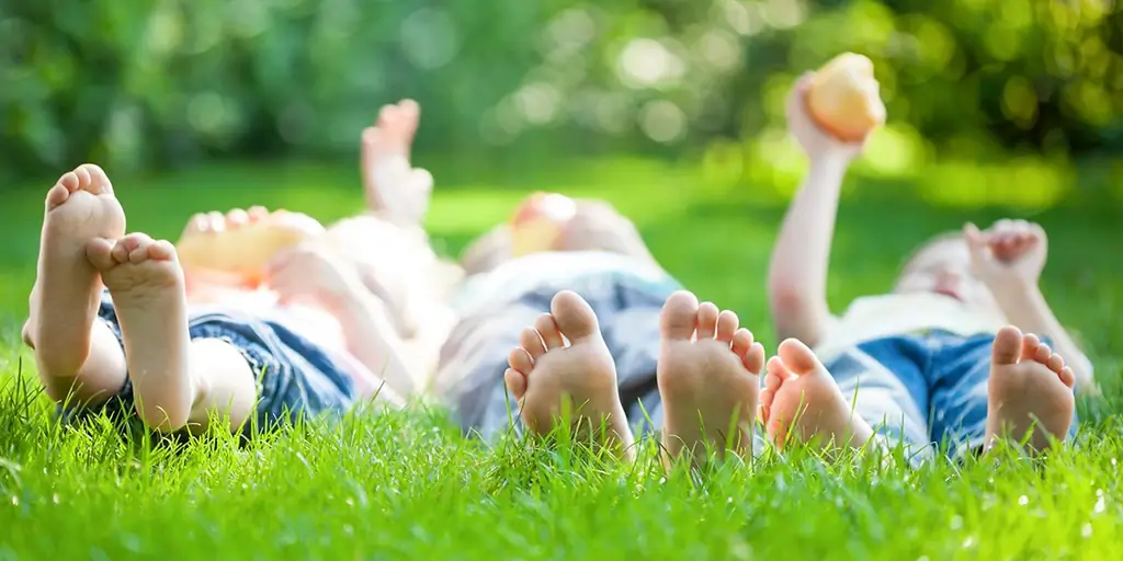 Почему ваши дети должны ходить босиком