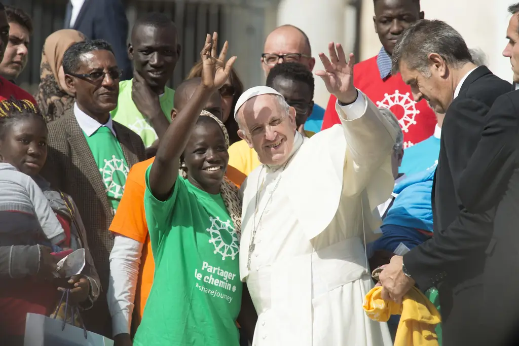 Папа Римский просит католиков разделить мигрантов' путешествия