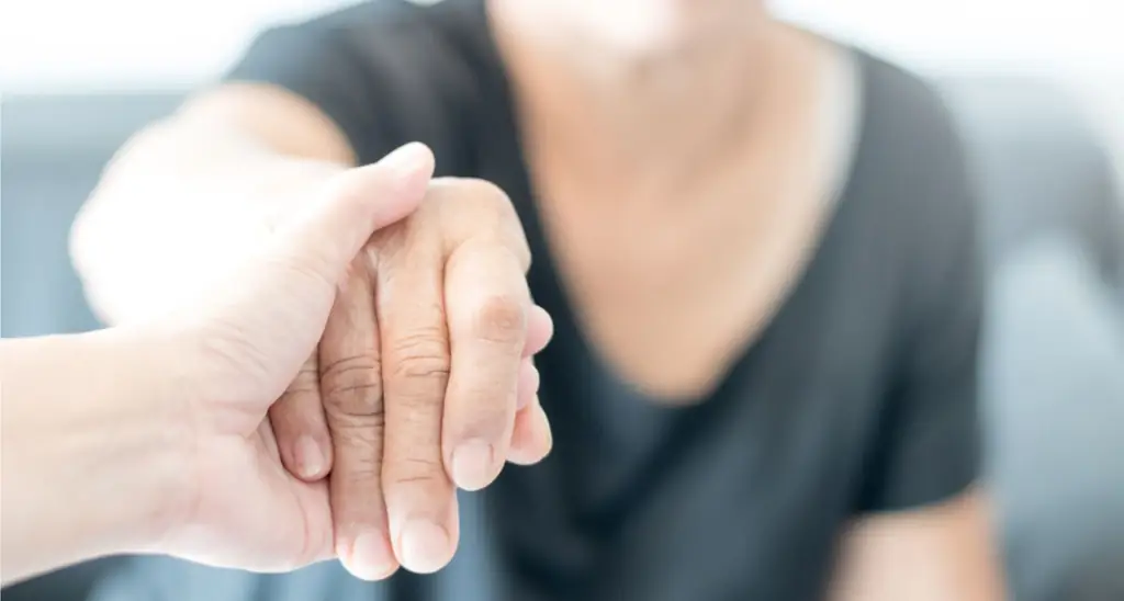 Как заботиться о человеке с болезнью Альцгеймера, не игнорируя собственные потребности