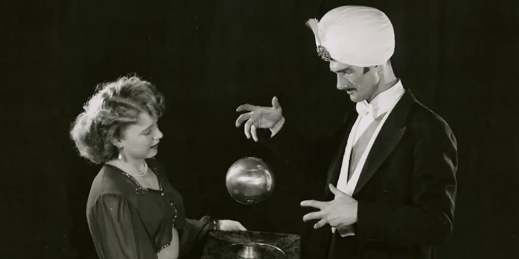 Является ли фраза "hocus pocus" пародией на слова священника's на мессе?