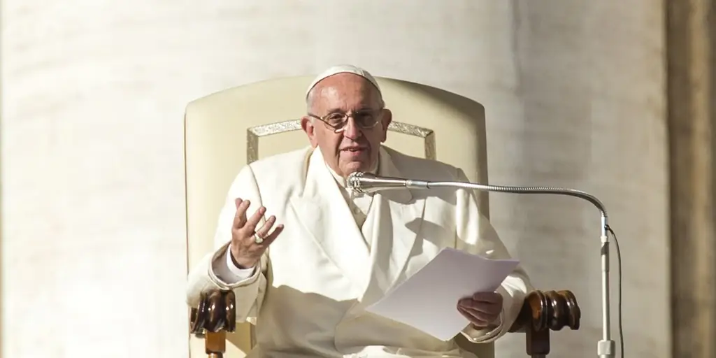 The Mass is not't спектакль, говорит папа, упрекая тех, кто фотографирует на мобильный телефон во время литургии