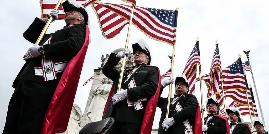 В День ветеранов мы, рыцари Колумба, приветствуем этих братьев, награжденных Почетной медалью