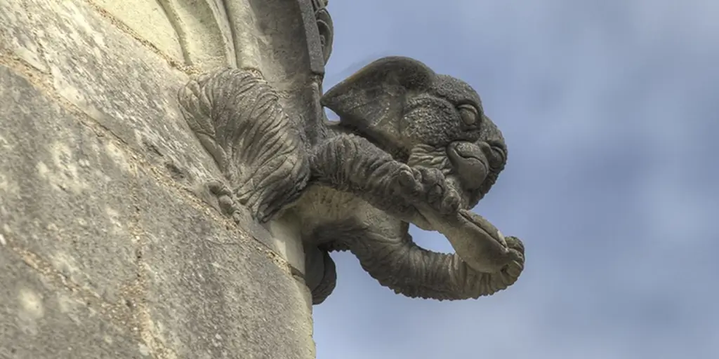 Как эти Гремлины оказались в средневековой церкви во Франции?