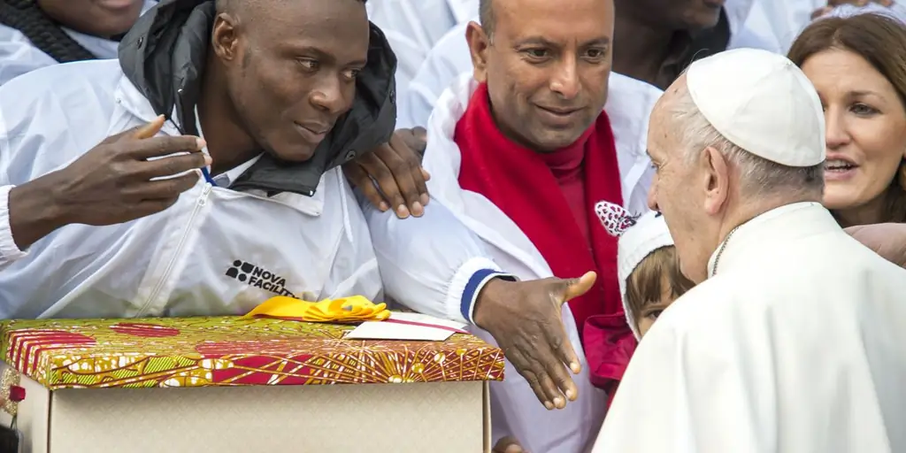 Папа Франциск: давайте не будем душить мигрантов' и беженцы' надежда на мир