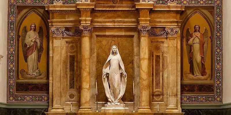 В нескольких шагах от Центрального парка, церкви, где каждый может найти дом