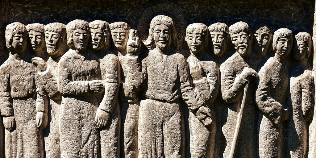 Какая'в чем разница между апостолом и учеником?