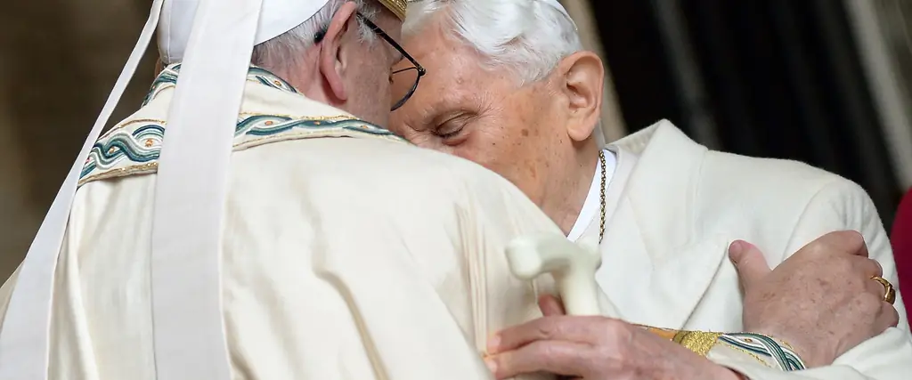 Бенедикт XVI Папе Франциску: «Я обещаю вам мое полное послушание и мои молитвы»