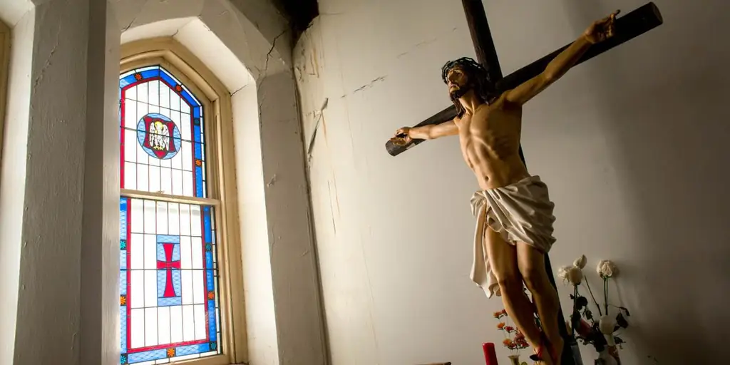 Произнесите эту мощную молитву перед распятием