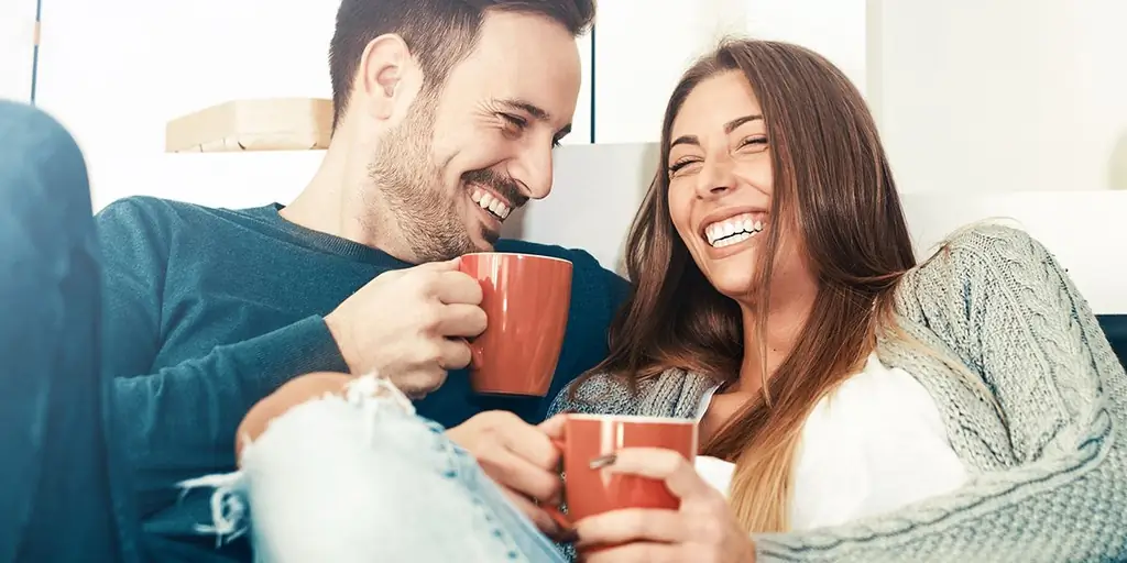 Пара смеется