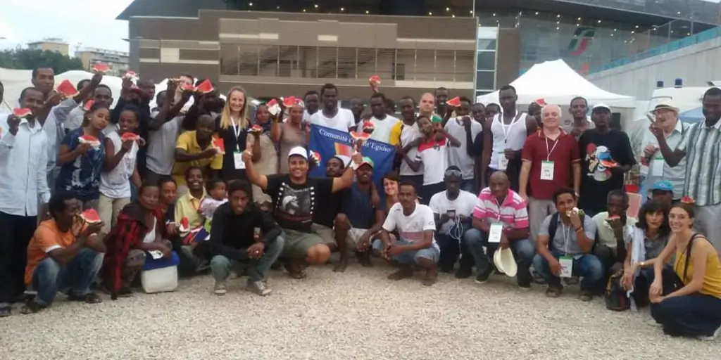 Это сообщество дружит с бедными и ежедневно молится о мире